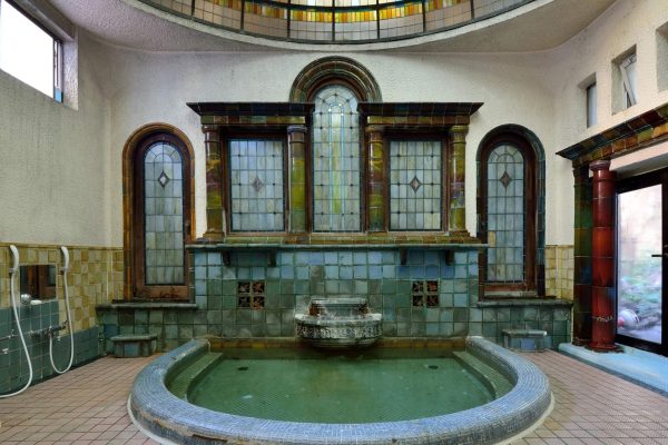 【岩本楼ローマ風呂】2001年「再現することが難しい建造物」と国登録有形文化財に登録されています