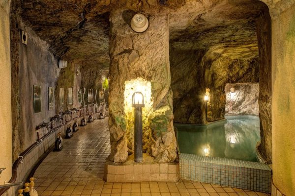 【弁天洞窟風呂】江島神社のご祭神・弁財天をお祀りした、国内でも非常に珍しい洞窟のお風呂です。