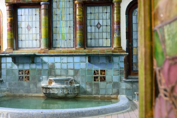 【岩本楼ローマ風呂】入口のガラス戸のステンドグラスを開けると、古代ローマの馬蹄型浴槽が出迎えます。