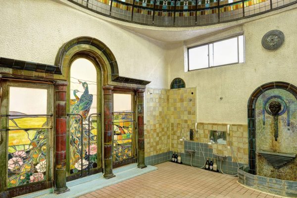 【岩本楼ローマ風呂】浴場左手ベネチア窓風の壁泉は、中国古陶磁と釉薬研究で知られる小森忍の作品です。