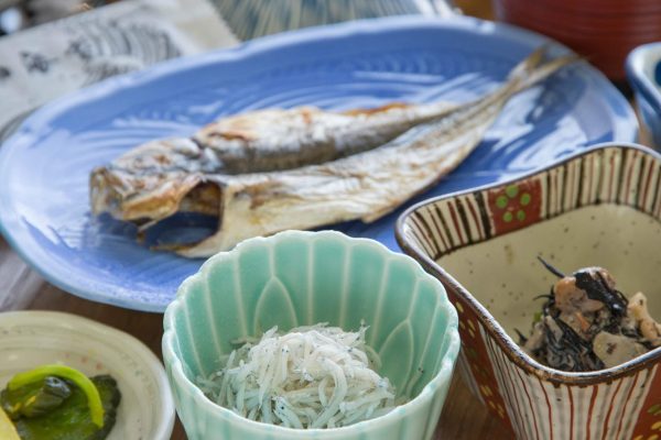 【朝食一例】レストランまたは会食場にて、磯の香り漂う和定食をご用意いたします。