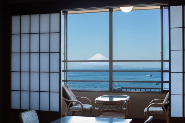 【湘南海岸ビュー和室】天気が良い日には、客室から富士山を眺めることができます。