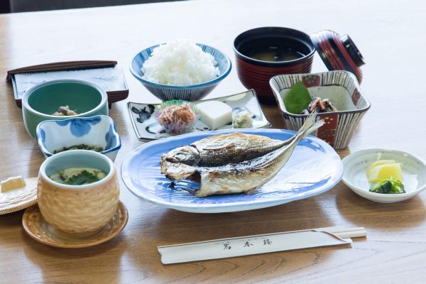 【朝食一例】11月より、朝食メニューとして新たに【江の島名物：しらす】と【蒲鉾】を追加しました。